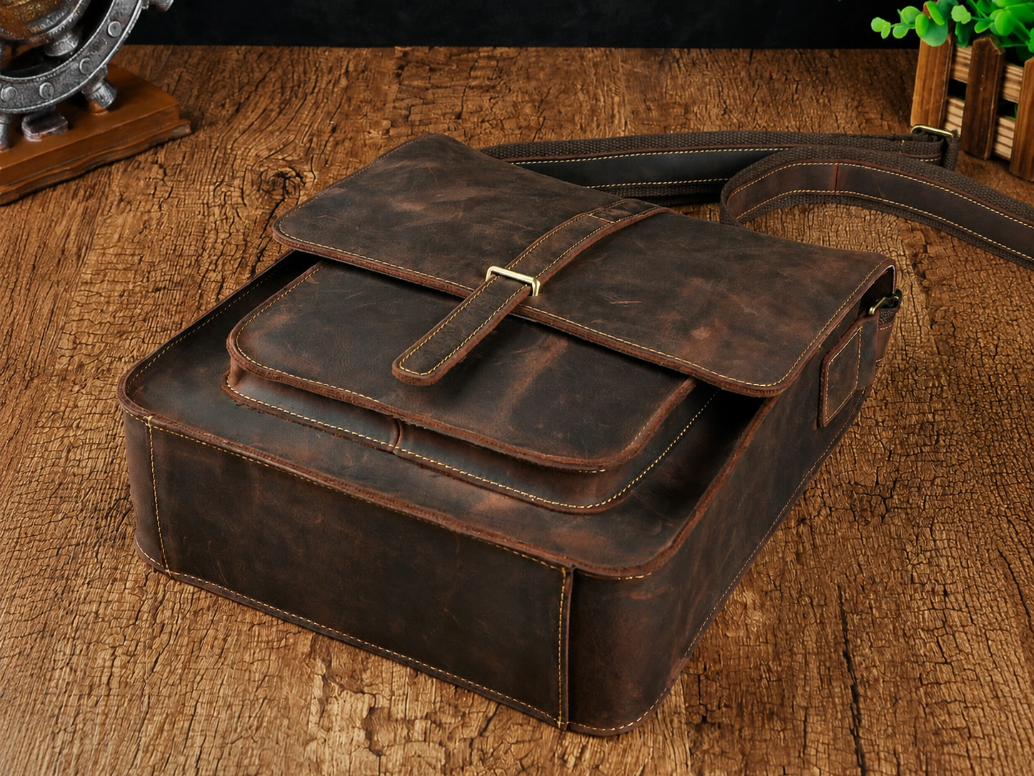 Brian Full-Grain Buffalo Leather Messenger Bag – Compact iPad & Everyday Satchel