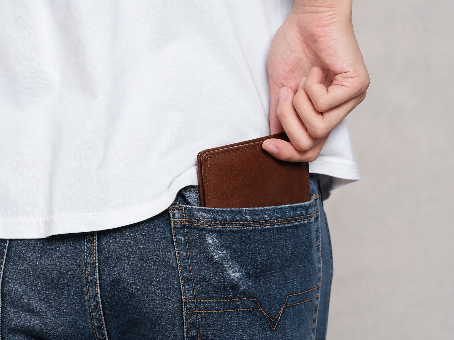 Full-Grain Leather RFID Bifold Wallet – 8-Card ID & Cash Organizer